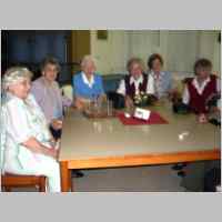 080-2486 Treffen in Loshne 2009, die Pregelswalder Damen vor ihren leeren Glaesern.jpg